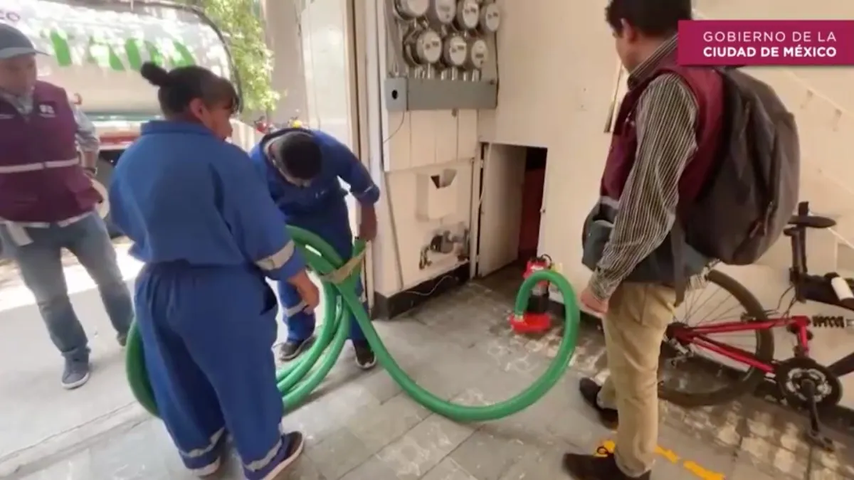 En la colonia Del Valle se limpiaron cisternas y tinacos de las personas afectadas.