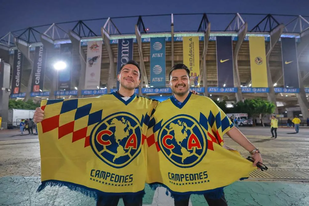Afición de América afuera del Estadio Azteca