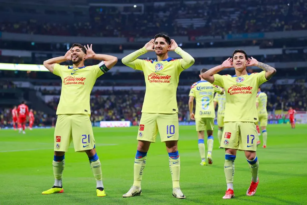 Jugadores de América en celebración de gol