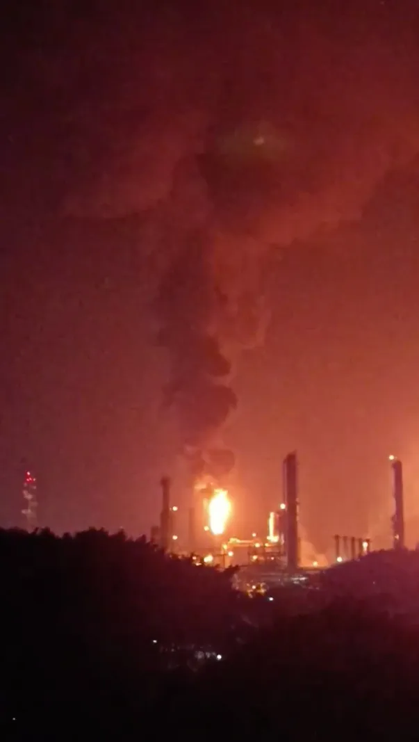 X: @e_consulta La flama generó una larga columna de humo.