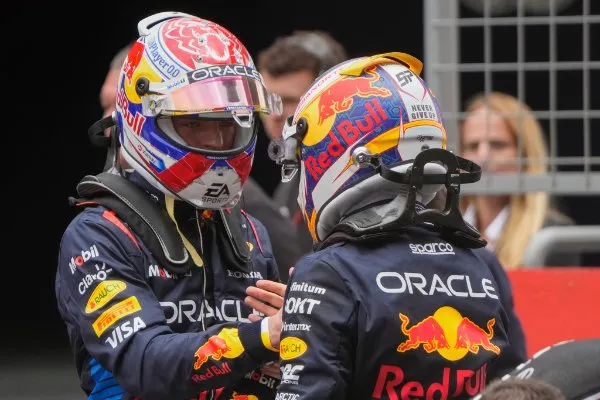 Checo con Verstappen tras la qualy