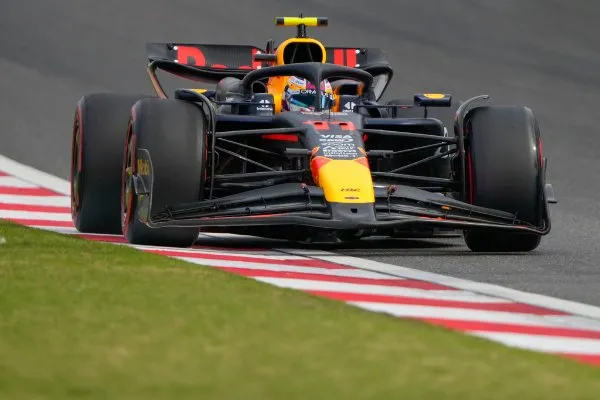 Checo Pérez durante la clasificación