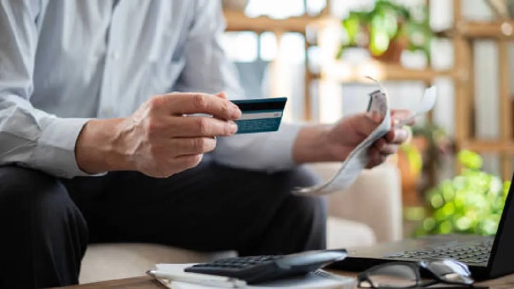 antes de decidir si es conveniente pagar a meses sin intereses, debes considerar si eres un totalero, el costo total de la compra, tu capacidad de pago y si realmente necesitas diferir los pagos Foto iStock