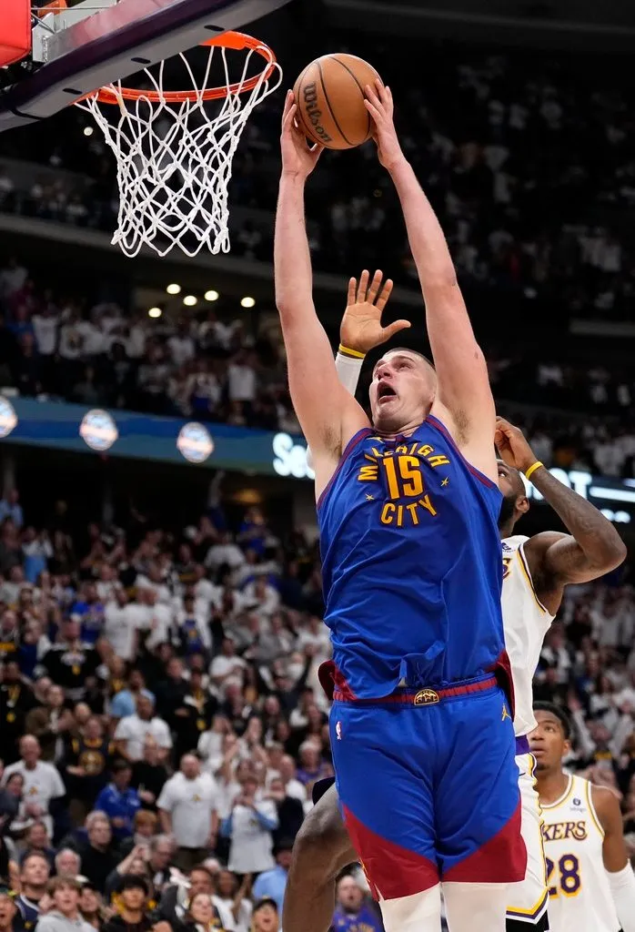 Jokic sumó 32 puntos en la victoria