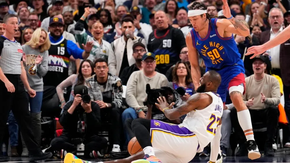 Jame en la duela al disputar un balón