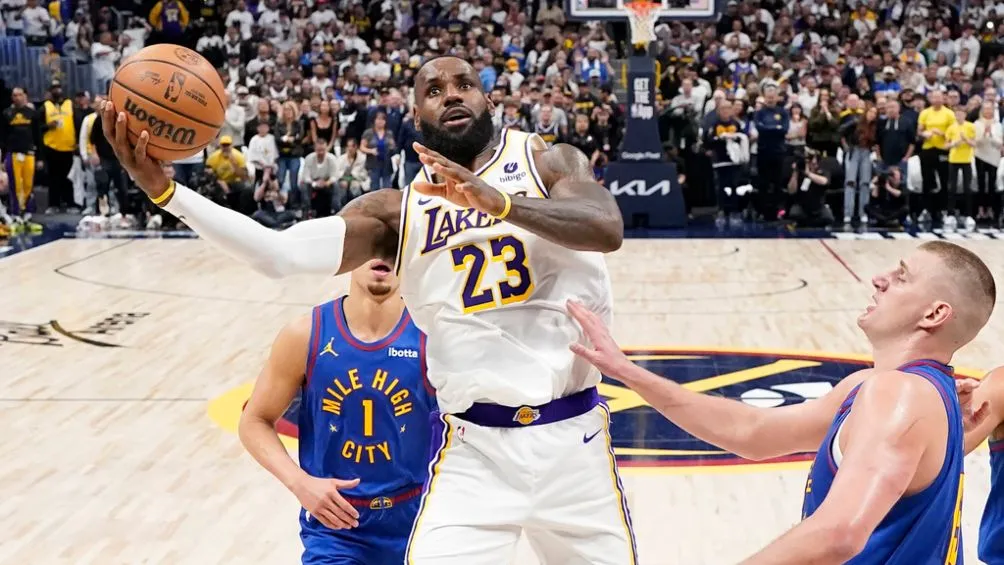LeBron Jame no pudo contra los campeones de la NBA
