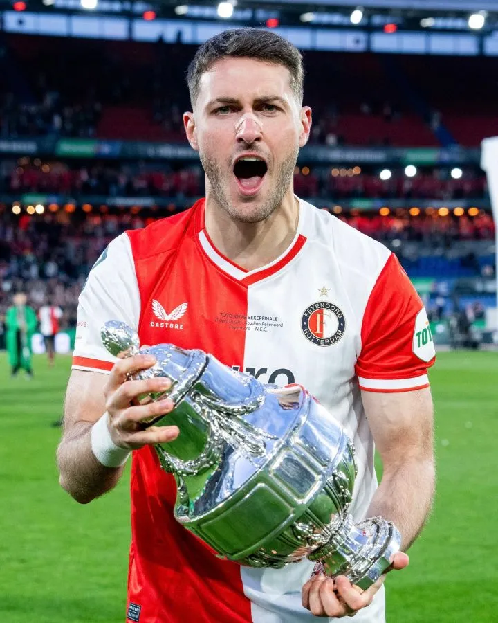 Santiago Giménez tras ganar la KNVB Beker