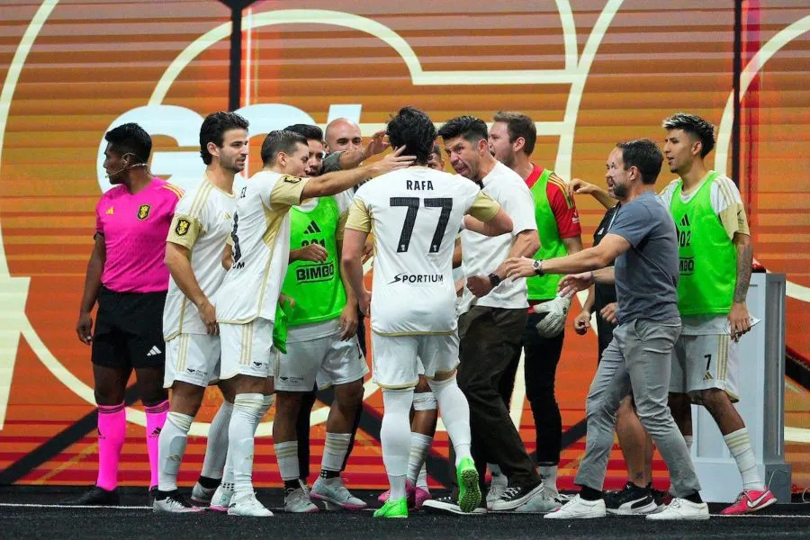 X: @UniversoKingsLeague Olimpo United, equipo que preside Hernández