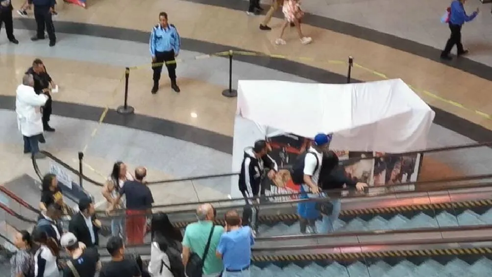 Hombre cae desde tercer piso del centro comercial Fórum Buenavista Foto Especial