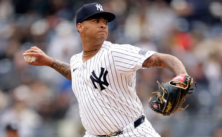 Luis Gil lanzando ante Rays