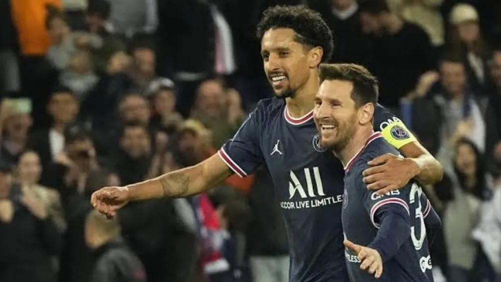Marquinhos celebra un gol con Messi