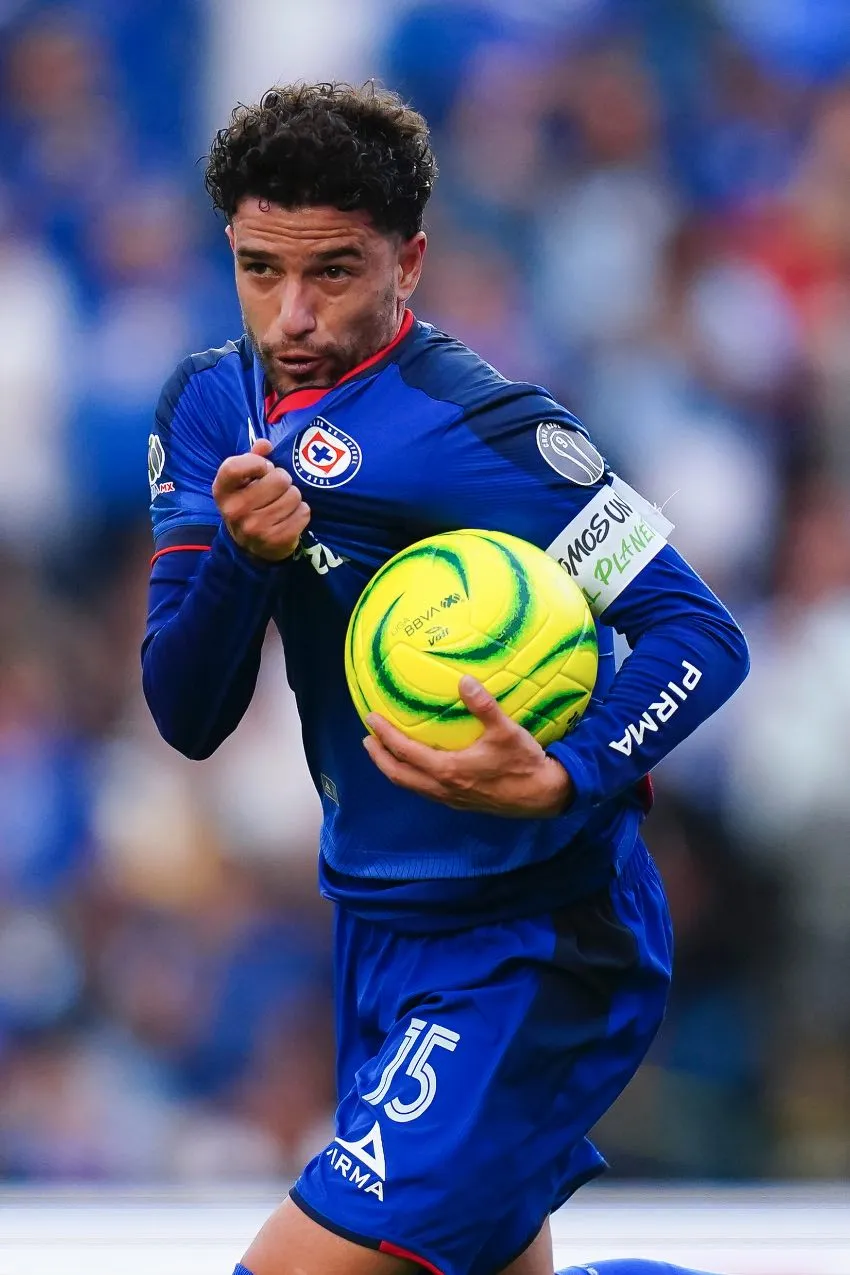Nacho Rivero en celebración de gol con Cruz Azul
