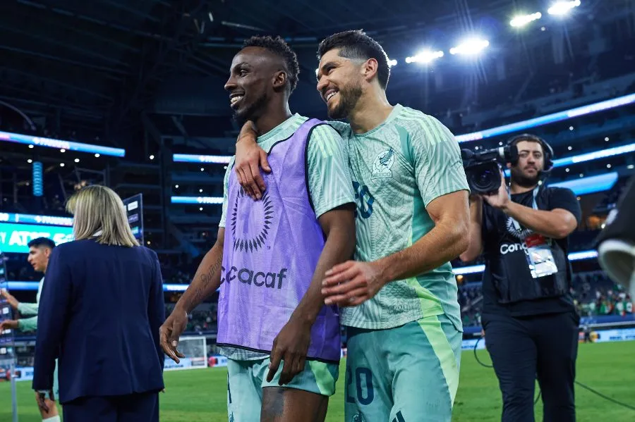 Julián Quiñones y Henry Martín con el Tricolor