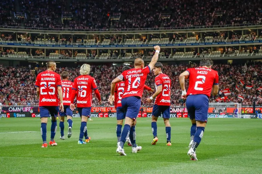 MEXSPORT Javier Hernández con sus compañeros en Chivas