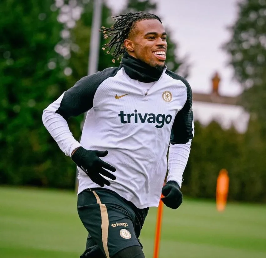 @chukwuemeka10 Chukwuemeka en entrenamiento con Chelsea