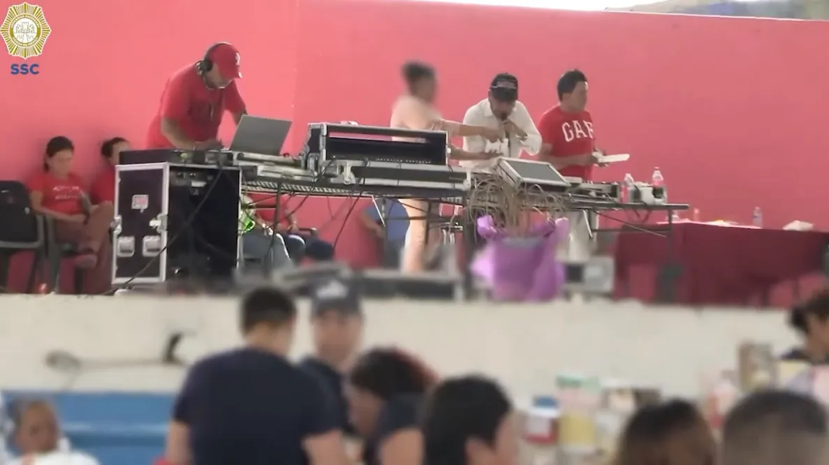 FB: @SSC_CDMX Los saludos no pudieron faltar entre las canciones de La Changa.