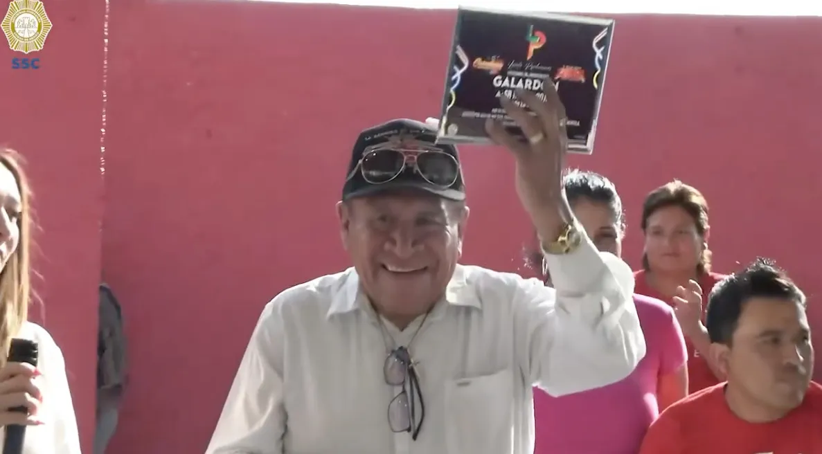 FB: @SSC_CDMX Don Ramón se llevó su reconocimiento por su aportación cultural.