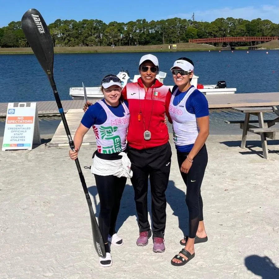 X: @COM_Mexico Karina Alanís y Beatriz Briones con su entrenador