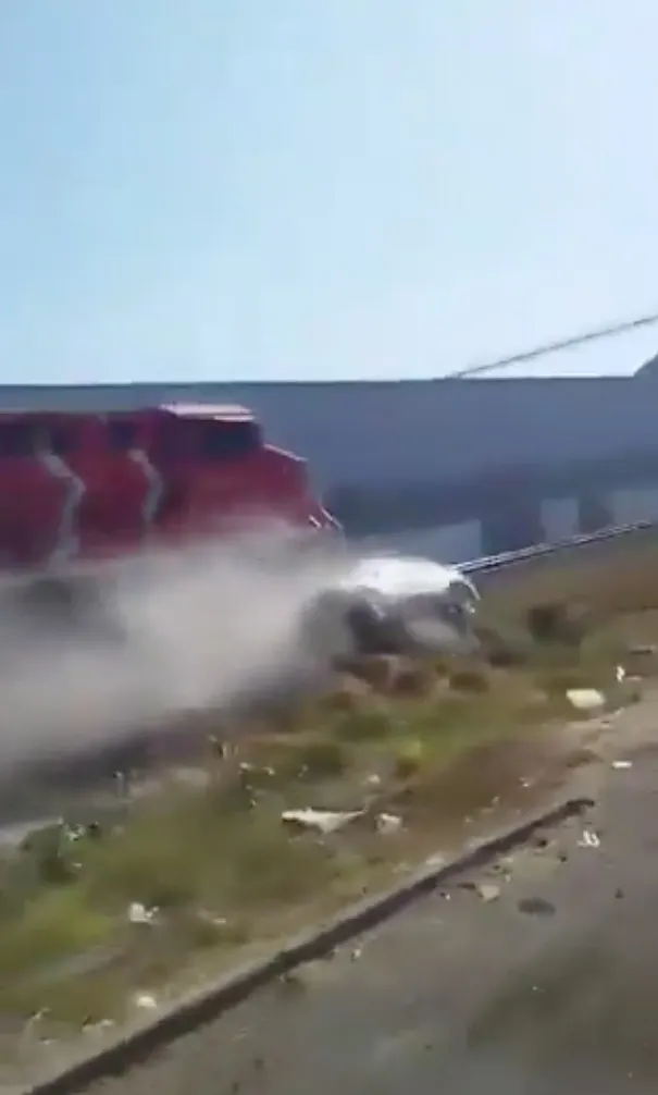 La mujer que manejaba el auto sólo se llevó unos golpes sin consideración.