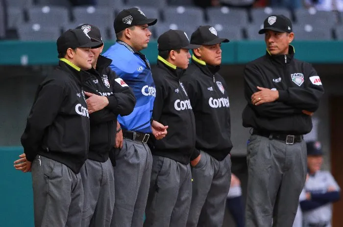 Cuerpo de ampáyers en un partido de la LMB