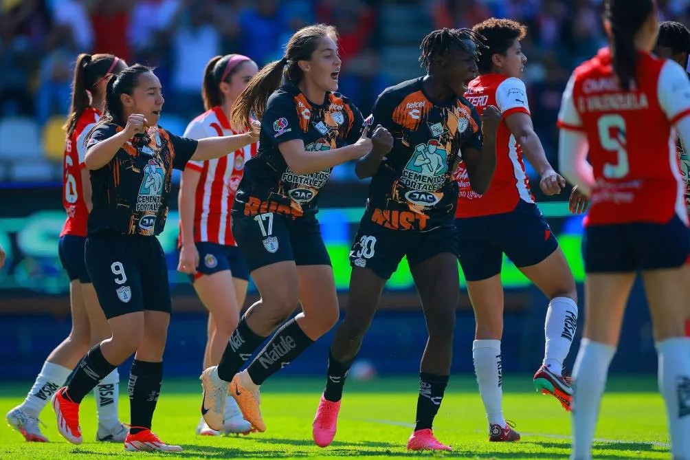 Chivas en el duelo ante Pachuca en la Jornada 15