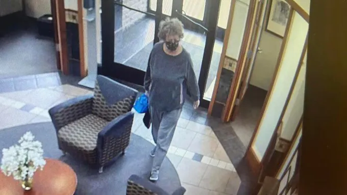 La señora Ann Mayers pidió al cajero que le diera el dinero o dispararía.