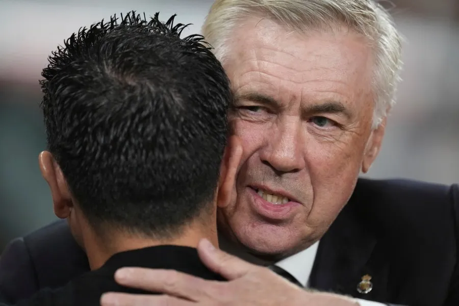 Carlo Ancelotti con Xavi Hernández