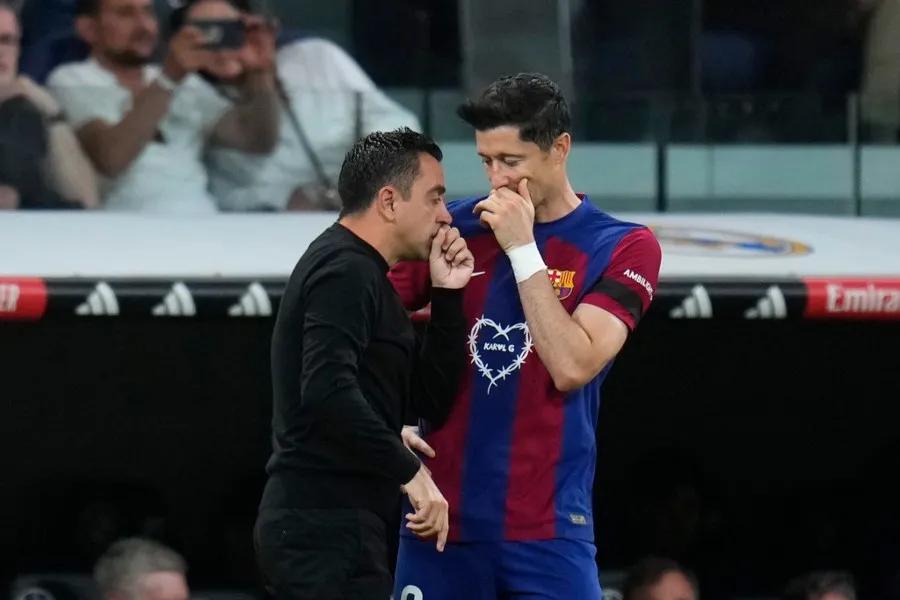 Robert Lewandowski con Xavi Hernández