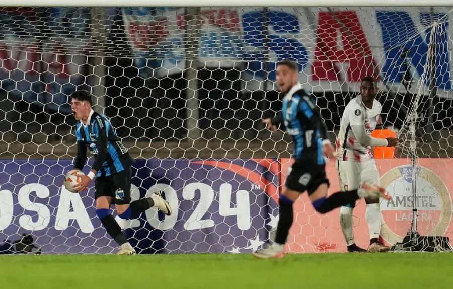 Franco Nicola festeja tras anotar ante San Lorenzo