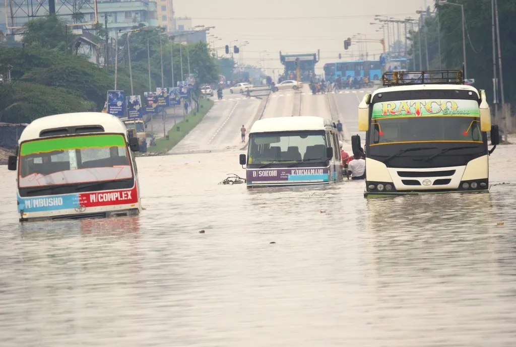 Las inundaciones han terminado con caminos y casas.