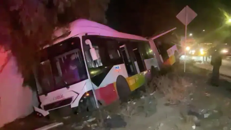 El camión se salió de su ruta lo que causó pánico entre los pasajeros.