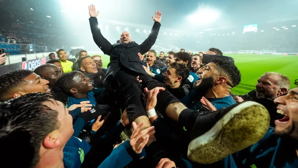 Jugadores del PSV levantando al DT