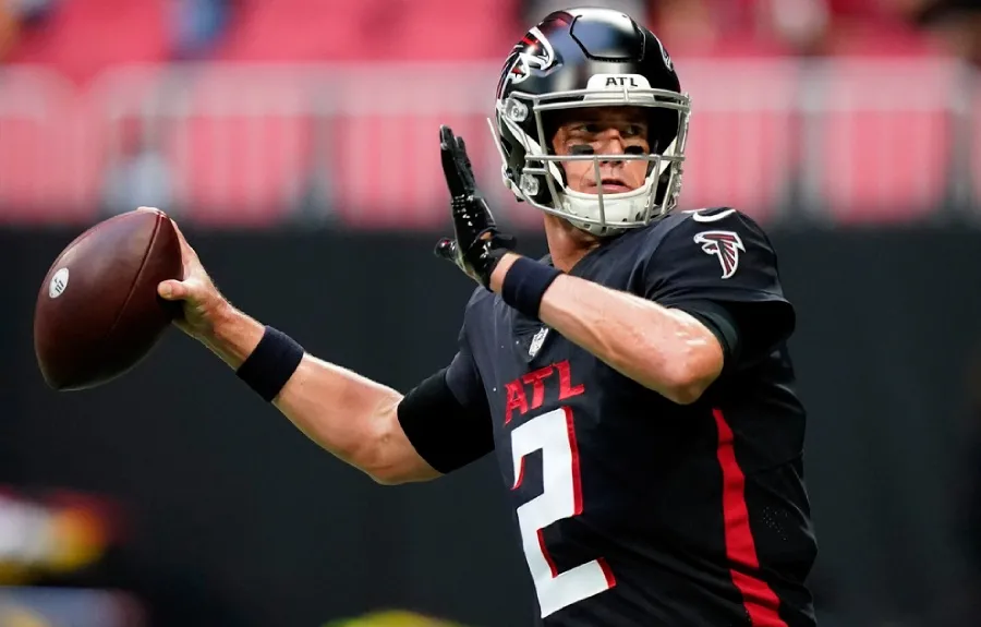 El quarterback en juego con los Falcons
