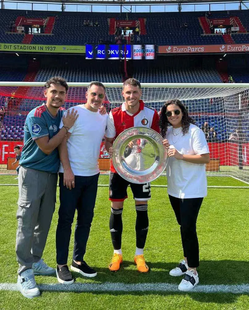 Mariel con Santiago tras el título de la Eredivisie