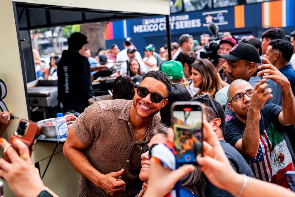 Jeremy Peña en atención a la afición mexicana
