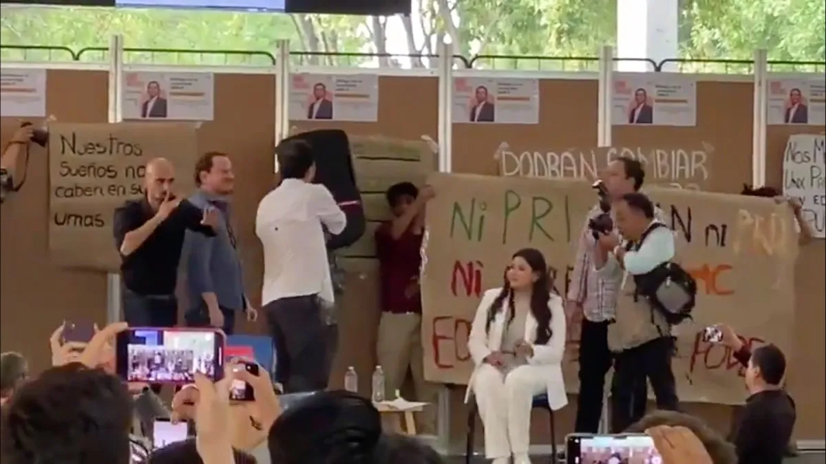 Con una bocina a todo volumen no lo dejaban dar su discurso.