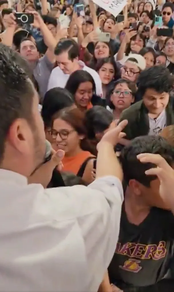 El candidato quiso dialogar con los jóvenes, pero no lo dejaban.