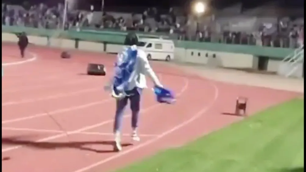 CAPTURA DE PANTALLA X La aficionada regresando a las gradas tras el incidente