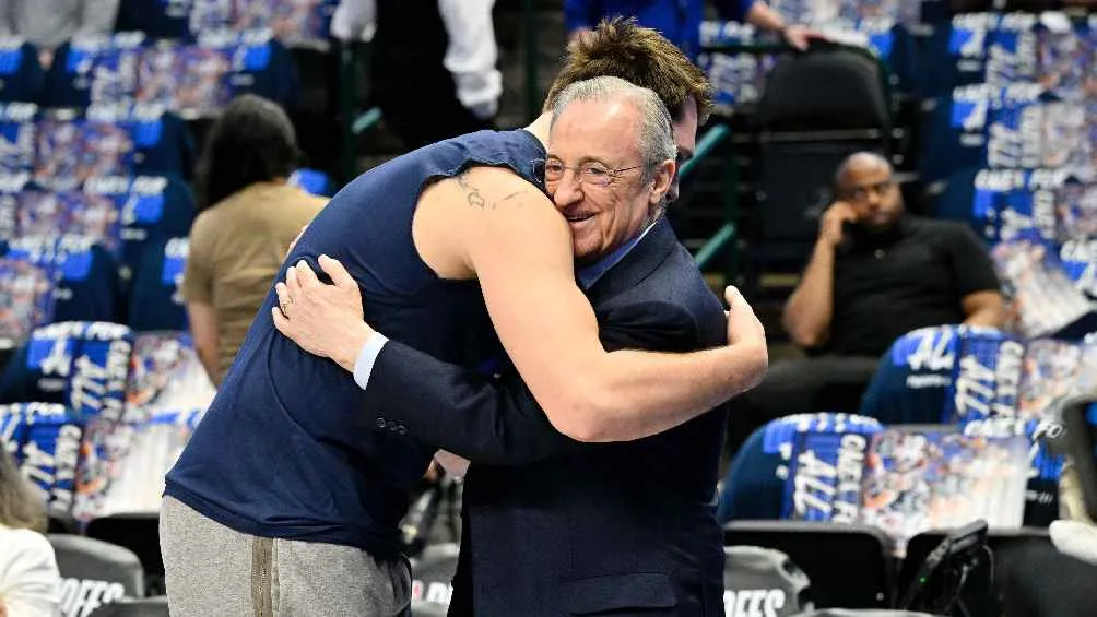 Compartieron un abrazo