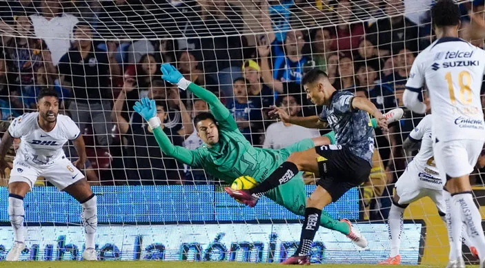 Imago7 Julio González salvó a Pumas en los momentos finales del duelo