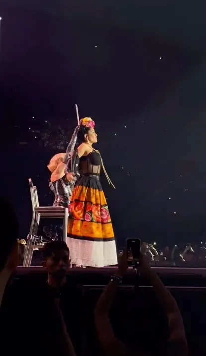 El calor invadió a Salma Hayek y se quitó su chamarra.