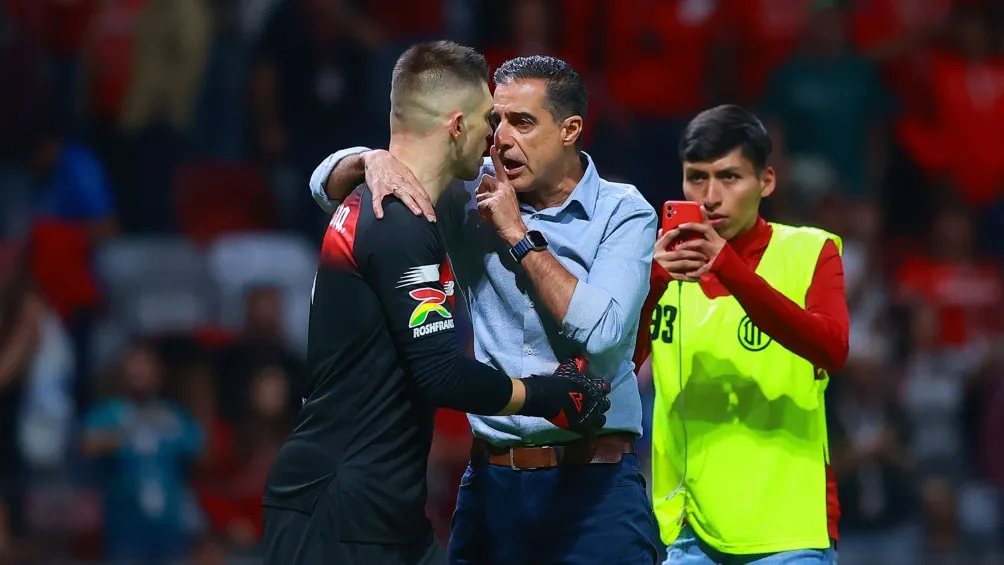Renato Paiva consolando a Volpi