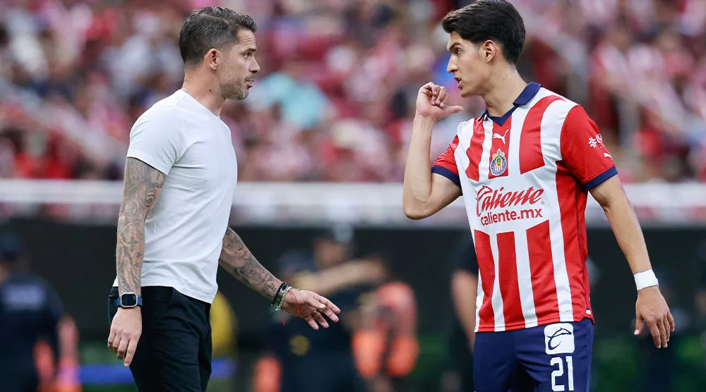 Gago da indicaciones a José Castillo, en el Clásico Tapatío