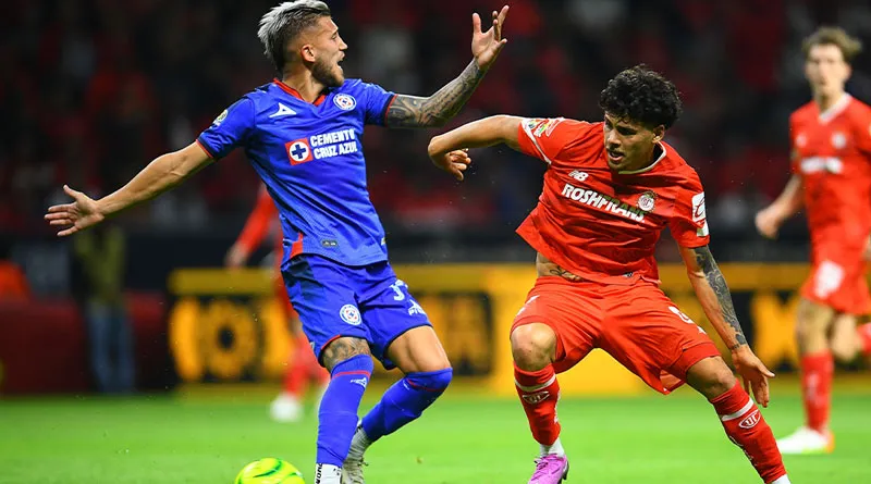 Imago7 Piovi disputa un balón con Maxi Araújo del Toluca