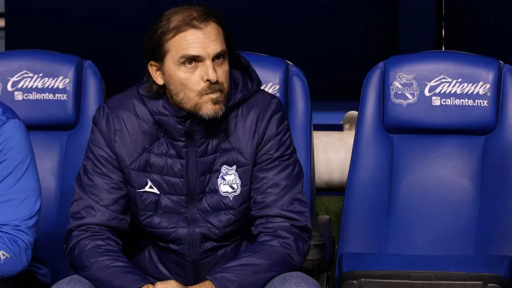 Andrés Carevic se tambalea en el banquillo de la Franja