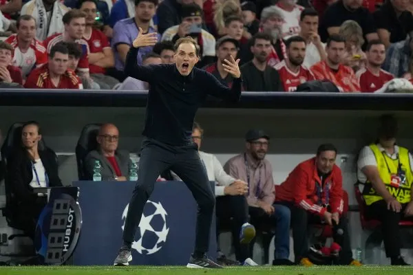 Tuchel da indicaciones durante el partido