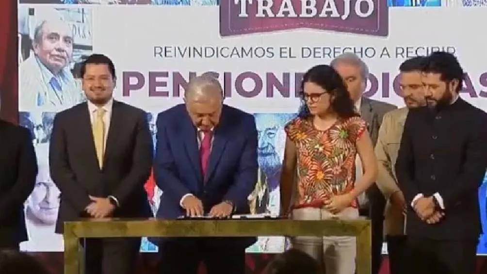 Gobierno de México AMLO y su equipo calificaron de histórica esta reforma a la ley.