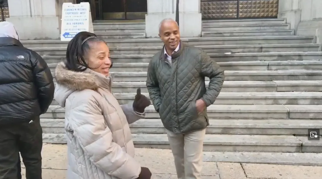 Captura de Pantalla FB: @FOXBaltimore El testigo se arrepintió de señalarlo y dijo que la policía lo presionó para culpar a Gary.