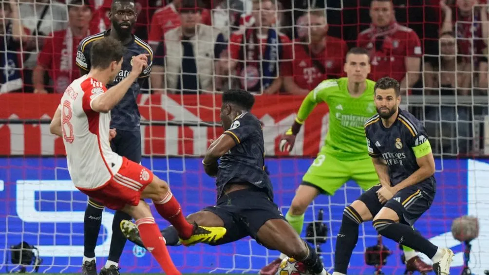 Tchouaméni en defensa con el Madrid