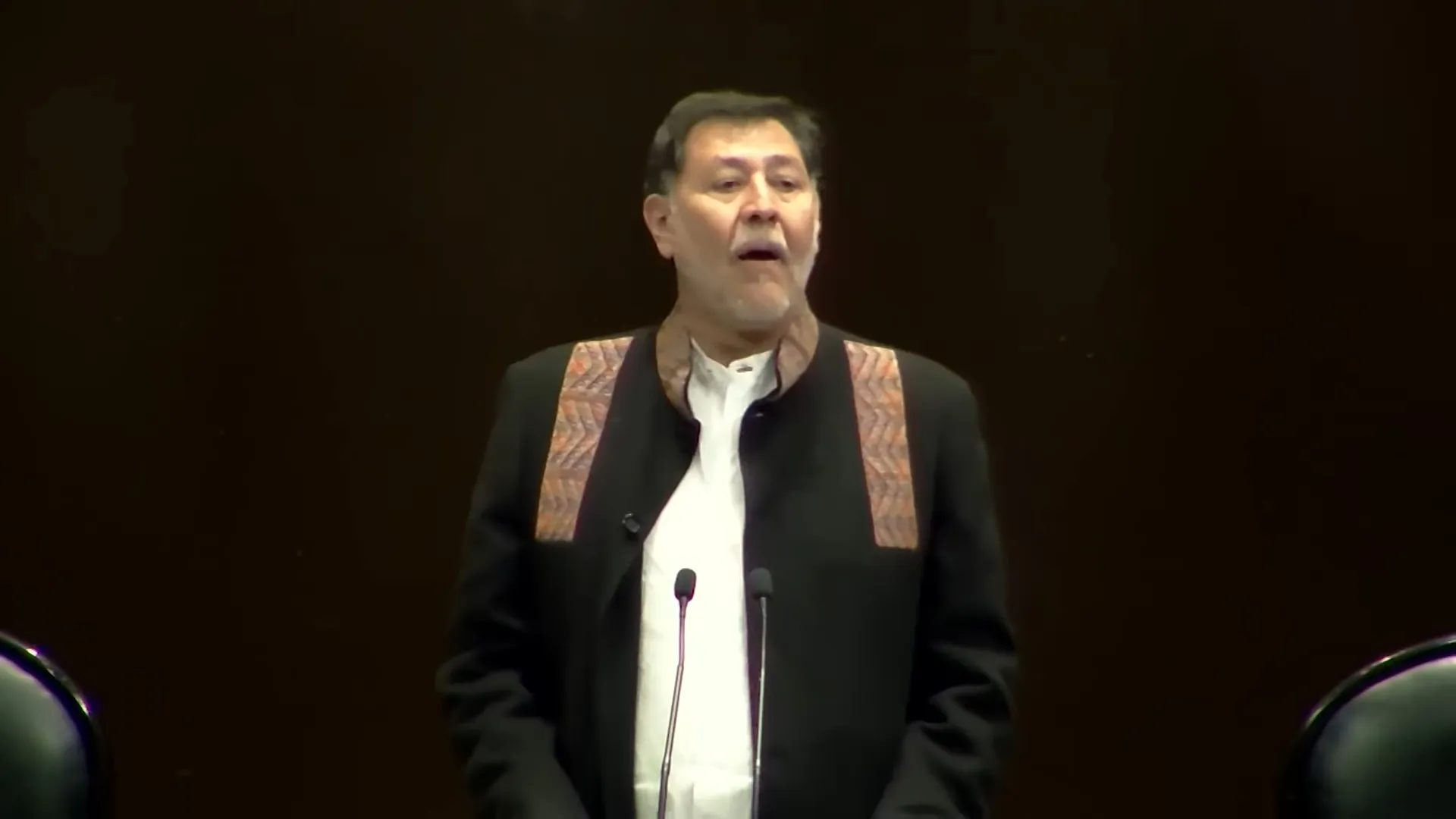 Gerardo Fernández Noroña tenía que tomar aire para continuar con su discurso.